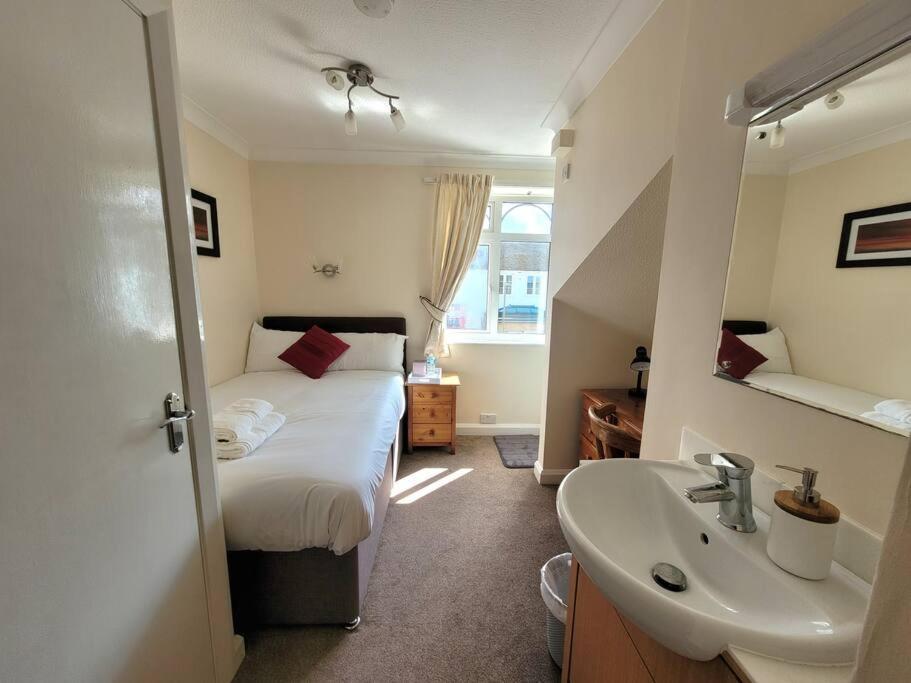 Cornerways Guest house 4*